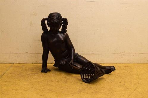Bronzen fontein van een zittende kind bij het water 45223, Tuin en Terras, Waterpartijen en Fonteinen, Gebruikt, Fontein, Ophalen of Verzenden