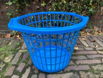 Blauwe open plastic ronde wasmand spijltjes vintage jaren 70 beschikbaar voor biedingen