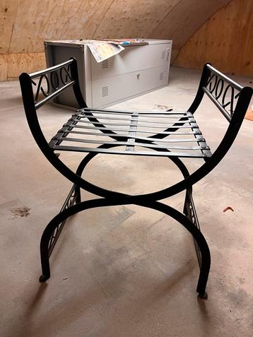 Stalen Krukje Romeinse Stijl beschikbaar voor biedingen