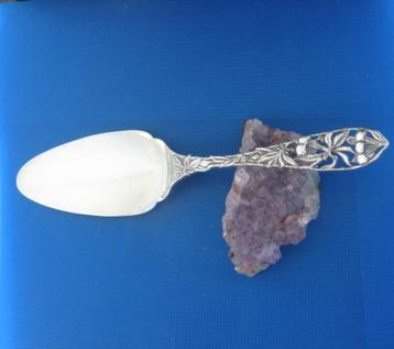 Zilveren taartschep met kersen decoraties. beschikbaar voor biedingen