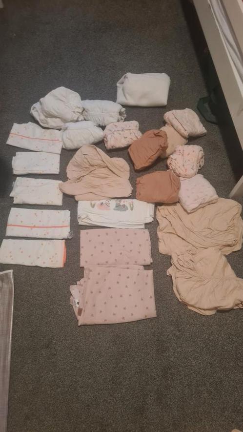 Diverse hoeslakens en matrasbeschermers., Kinderen en Baby's, Babykleding | Baby-kledingpakketten, Zo goed als nieuw, Ophalen of Verzenden