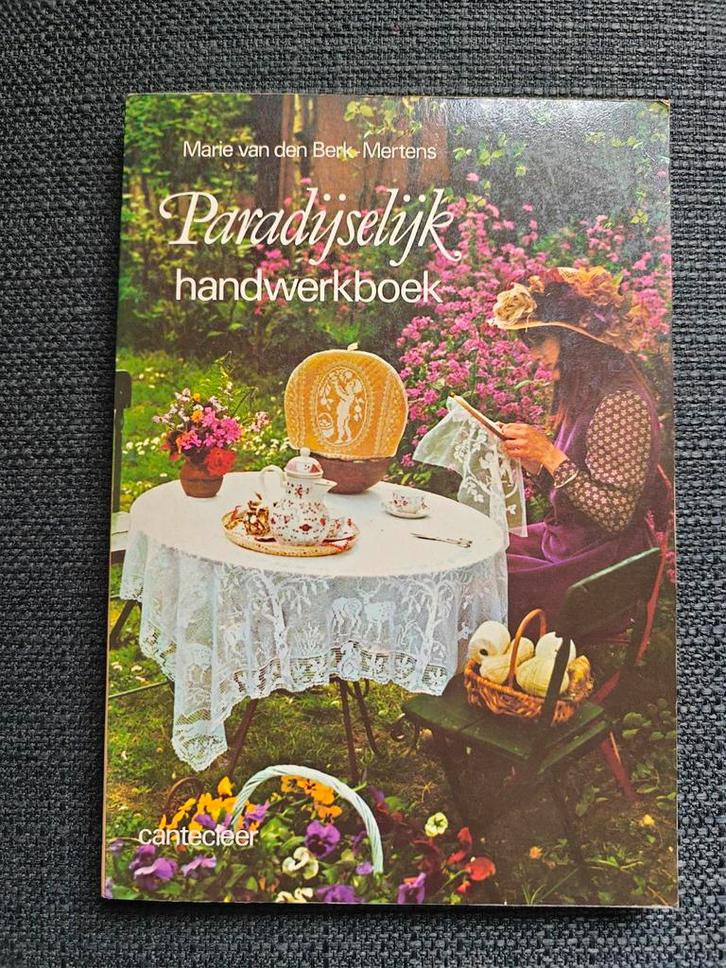 Paradijselijk Handwerkboek - Marie van den Berk-Mertens, Boeken, Hobby en Vrije tijd, Gelezen, Borduren en Naaien, Ophalen of Verzenden