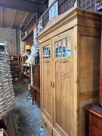 Antieke grenen kast met glas beschikbaar voor biedingen