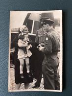 Ansichtkaart Bernhard en Juliana op Vliegveld Teuge (1945), Verzenden, Gebruikt, Nederland, Kaart, Foto of Prent