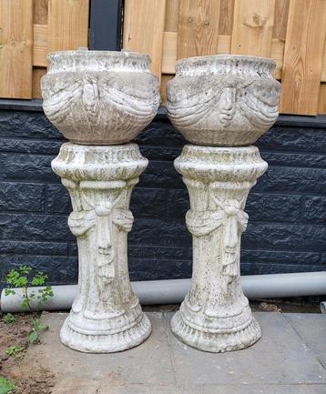 2 Prachtige oude zuilen / pilaren met plantenbak / bloempot  beschikbaar voor biedingen