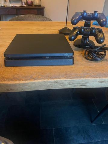 PlayStation 4 Slim - 1TB - Met 2 Controllers beschikbaar voor biedingen