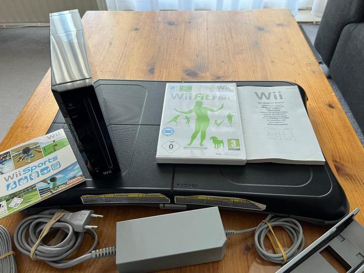 Nintendo Wii fit plus en kart pakket, Spelcomputers en Games, Spelcomputers | Nintendo Wii, Gebruikt, Met 1 controller, Met games