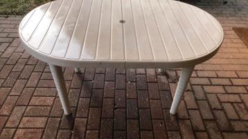 Gratis ophalen tuintafel  beschikbaar voor biedingen