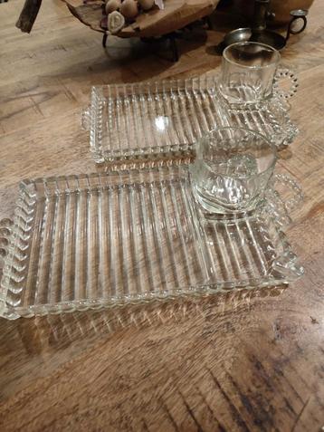 Brocante vintage glas ontbijt plateau met theeglas beschikbaar voor biedingen