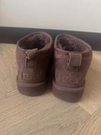 UGG Ultra Mini Chocolate EU38 - Zo goed als nieuw!, Kleding | Dames, Schoenen, UGG, Bruin, Snowboots, Ophalen of Verzenden