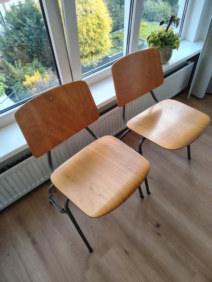 2 design stoelen Kho Liang Ie, Huis en Inrichting, Stoelen, Gebruikt, Vijf, Zes of meer stoelen, Bruin, Ophalen