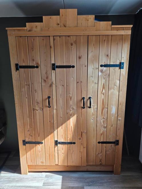 Stoere kledingkast, Huis en Inrichting, Kasten | Kledingkasten, Zo goed als nieuw, 200 cm of meer, 150 tot 200 cm, 50 tot 75 cm