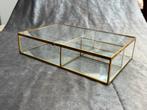 Glazen sieradendoos met gouden messing rand / vitrinekistje, Ophalen of Verzenden, Zo goed als nieuw, Glas, Minder dan 50 cm