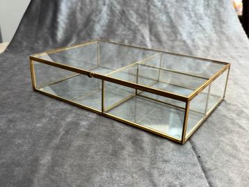 Glazen sieradendoos met gouden messing rand / vitrinekistje beschikbaar voor biedingen