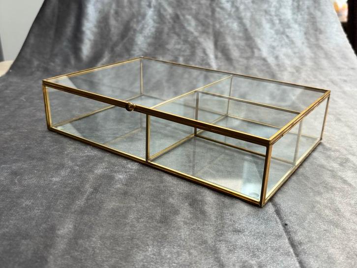 Glazen sieradendoos met gouden messing rand / vitrinekistje, Huis en Inrichting, Woonaccessoires | Kisten, Zo goed als nieuw, Minder dan 50 cm