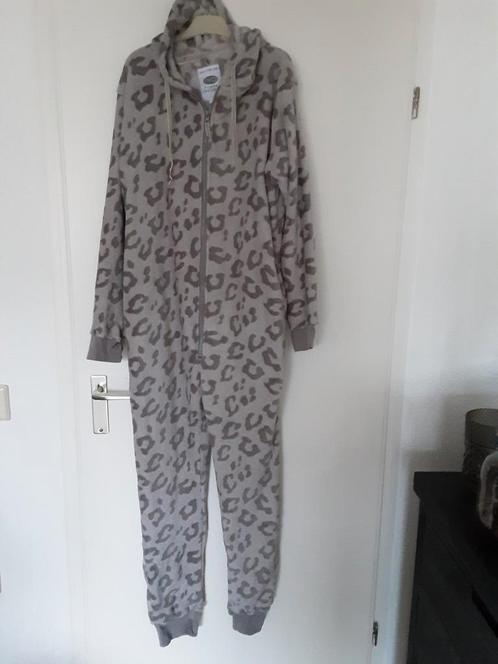 Leuke en warme onesie huispak, Kleding | Dames, Huispakken, Zo goed als nieuw, Maat 42/44 (L), Grijs, Ophalen of Verzenden