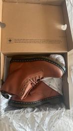 Dr. Martens 1460 Pascal saddle tan maat 42 nieuw, Ophalen, Bruin, Boots, Nieuw