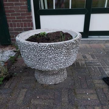 Zware beton/grind bloempot beschikbaar voor biedingen