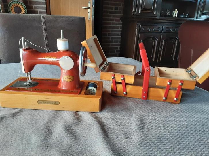 Vintage Kinder Naaimachine USSR + Naaibox, Hobby en Vrije tijd, Naaimachines en Toebehoren, Gebruikt, Naaimachine, Overige merken