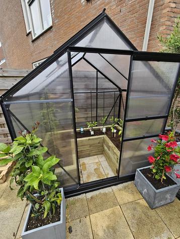 Tuinkas Vitavia comet 2500 en plantenbak van Woodblocx beschikbaar voor biedingen