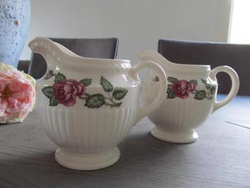 2 Wedgwood Moss Rose Melkkannetjes beschikbaar voor biedingen