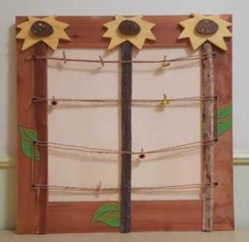 Houten memobord met zonnebloemen beschikbaar voor biedingen