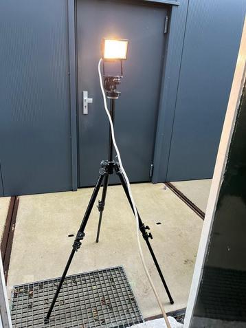 Statief met bouwlamp beschikbaar voor biedingen
