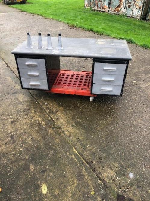 oud bureau/werktafel m 2x 3 diepe lades gratis op te halen, Doe-het-zelf en Verbouw, Werkbanken, Gebruikt, Ophalen