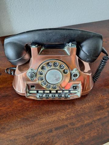 Antieke telefoon. beschikbaar voor biedingen