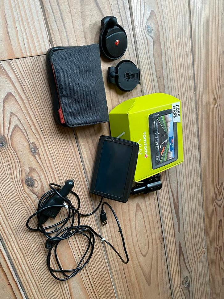 TomTom VIA 135 Navigatiesysteem met accessoires, Auto diversen, Autonavigatie, Gebruikt, Ophalen of Verzenden