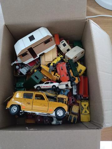 Doosje diverse merken en maten auto's  beschikbaar voor biedingen