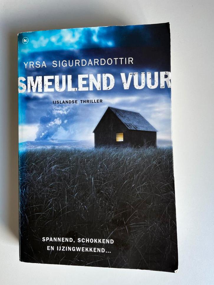 Smeulend Vuur - Yrsa Sigurdardottir Thriller, Boeken, Thrillers, Zo goed als nieuw, Nederland, Ophalen of Verzenden