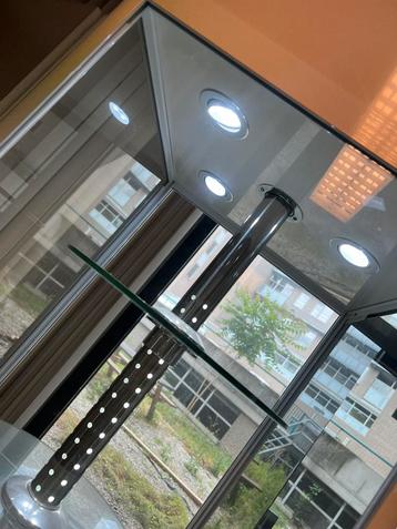 Glas Kast beschikbaar voor biedingen