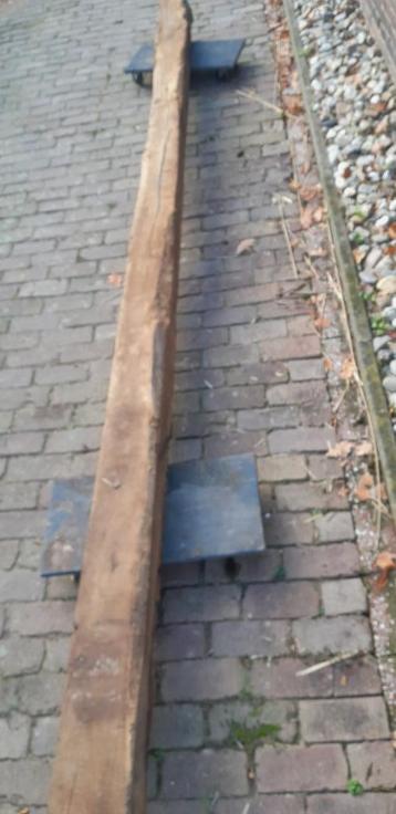 Eikenhouten balk beschikbaar voor biedingen