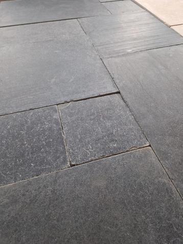 650m2 HARDSTEEN TEGELS verouderd €29,-pm2 beschikbaar voor biedingen