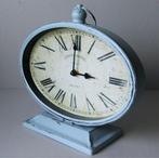 Brocante ovale klok in blauw/grijs tint, Verzenden, Zo goed als nieuw, Analoog, Wekker of Tafelklok