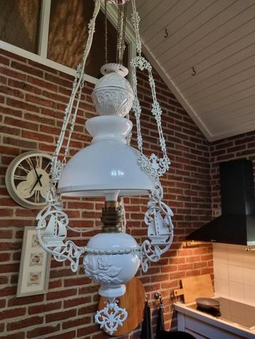Antieke oliehanglamp, die wij elektrisch hebben gemaakt  beschikbaar voor biedingen
