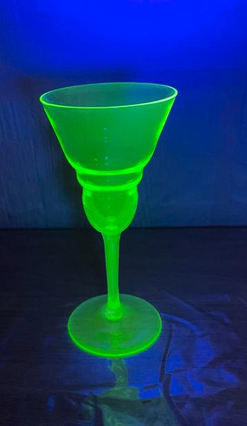 Annagroen borrelglaasje op voet uranium glas 16 cm beschikbaar voor biedingen