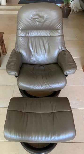 Stressless leren relax stoel met hocker in goede staat beschikbaar voor biedingen