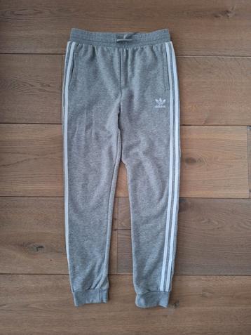 Grijze joggingbroek, trainingsbroek van Adidas maat 164 beschikbaar voor biedingen