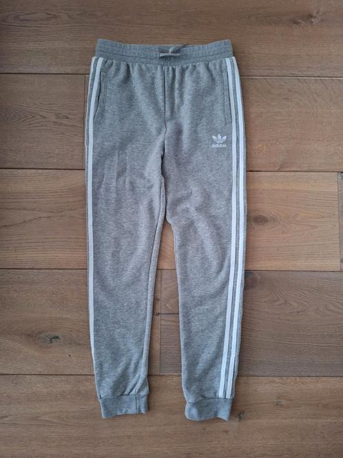 Grijze joggingbroek, trainingsbroek van Adidas maat 164, Kinderen en Baby's, Kinderkleding | Maat 164, Gebruikt, Jongen, Broek
