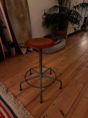 Vintage industriële kruk beschikbaar voor biedingen