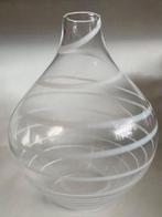 Grote glazen vaas met witte strepen rondom. H.25 cm., Overige kleuren, Ophalen of Verzenden, Minder dan 50 cm, Glas