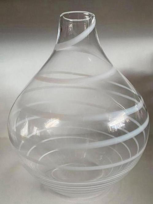 Grote glazen vaas met witte strepen rondom. H.25 cm., Huis en Inrichting, Woonaccessoires | Vazen, Zo goed als nieuw, Overige kleuren