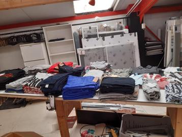 kinderkleding beschikbaar voor biedingen
