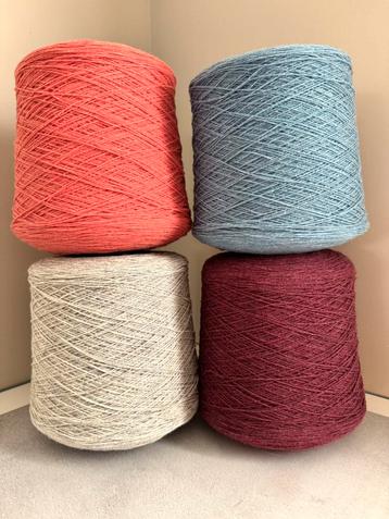 Ruim 2,5 kilo wol om mee te breien, haken of weven beschikbaar voor biedingen