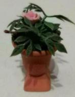 Terra cotta pot op voet met planten. Hoogte 5 cm, Nieuw, Decoratie, Ophalen of Verzenden