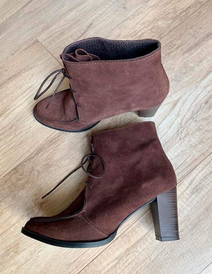 Ab Donkers, ZGAN bruin suède enkellaars mt 39., Kleding | Dames, Schoenen, Zo goed als nieuw, Lage of Enkellaarzen, Bruin, Ophalen of Verzenden