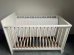 Baby peuter bed  en commode met toebehoren, Kinderen en Baby's, Kinderkamer | Commodes en Kasten, Ophalen, 50 tot 70 cm, Opstaande rand