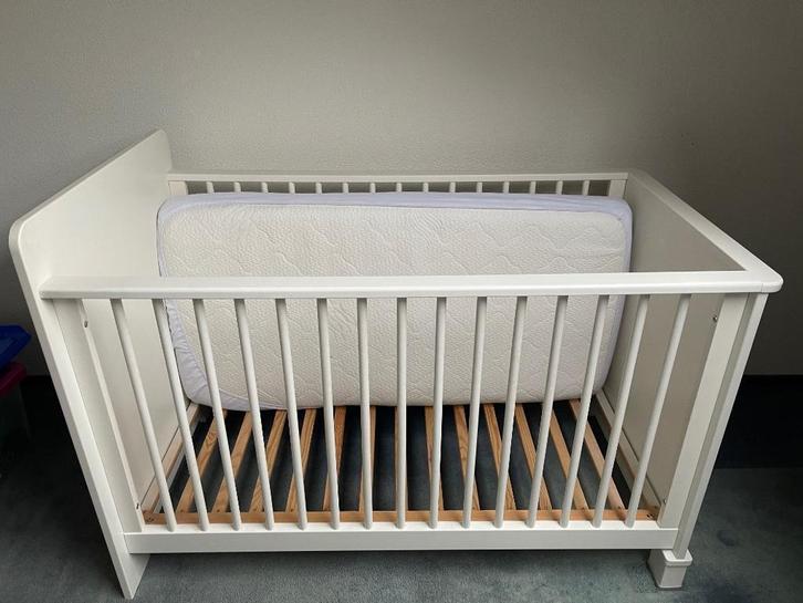 Baby peuter bed  en commode met toebehoren, Kinderen en Baby's, Kinderkamer | Commodes en Kasten, Zo goed als nieuw, Commode, 90 tot 105 cm